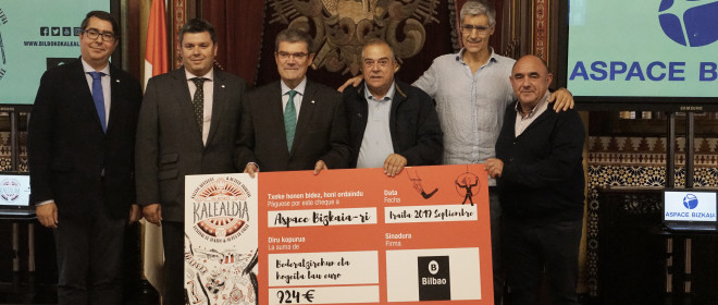 El alcalde de Bilbao entrega a Aspace Bizkaia la recaudación obtenida en la última edición del festival Bilboko Kalealdia